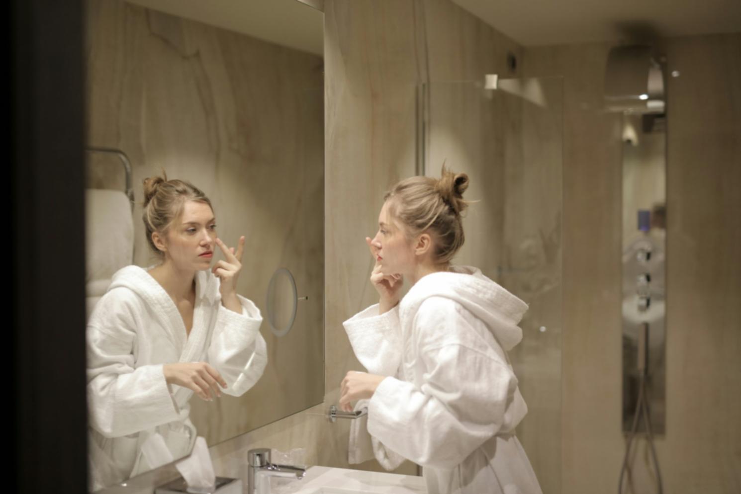 Applicazione professionale del trucco sposa con attenzione ai dettagli